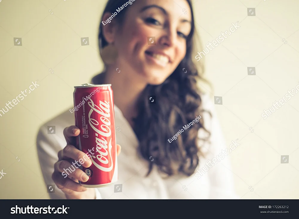 Девушка с Кока колой