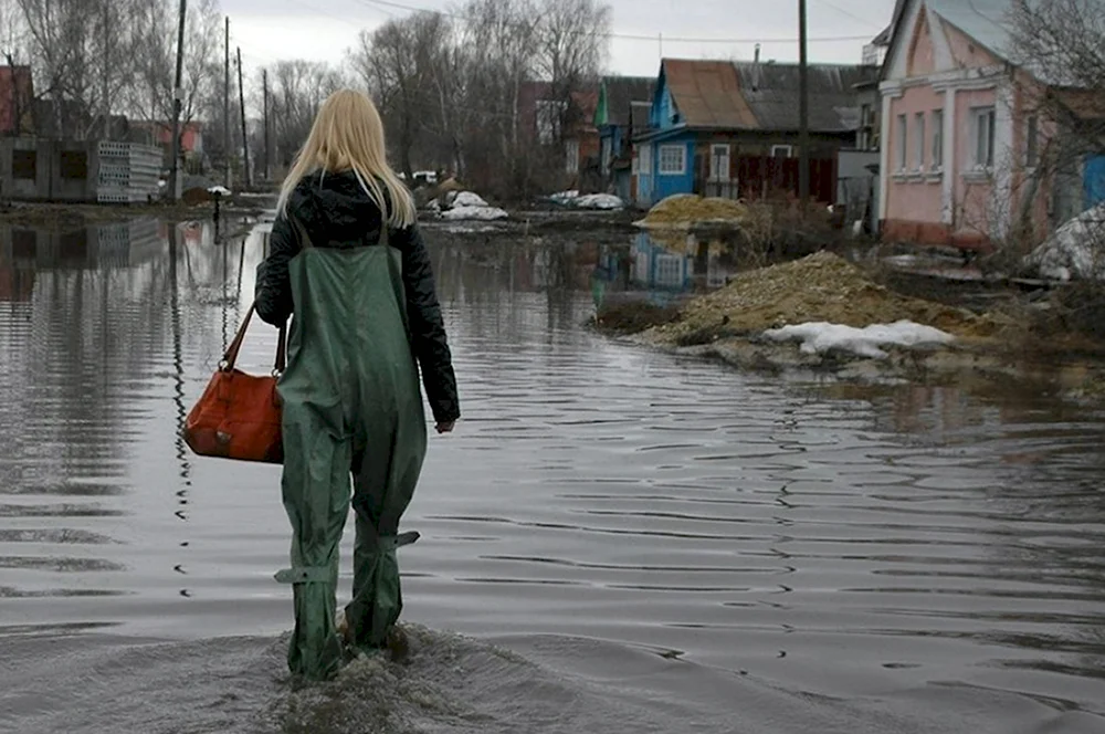 Девушка в болотниках