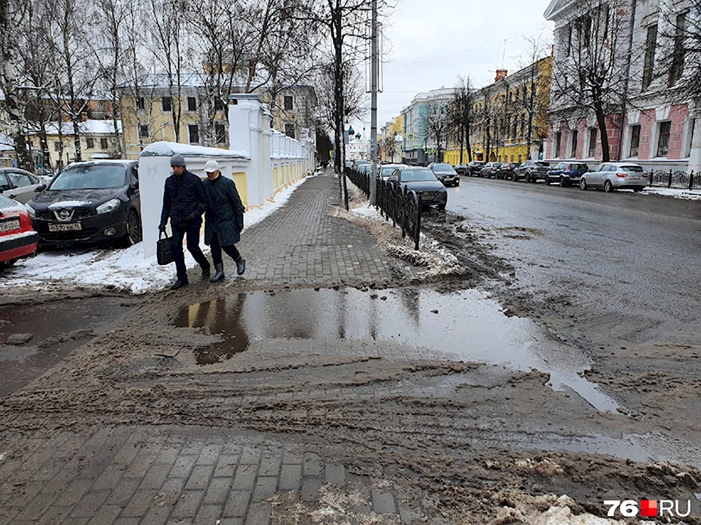 Грязная лужа в городе