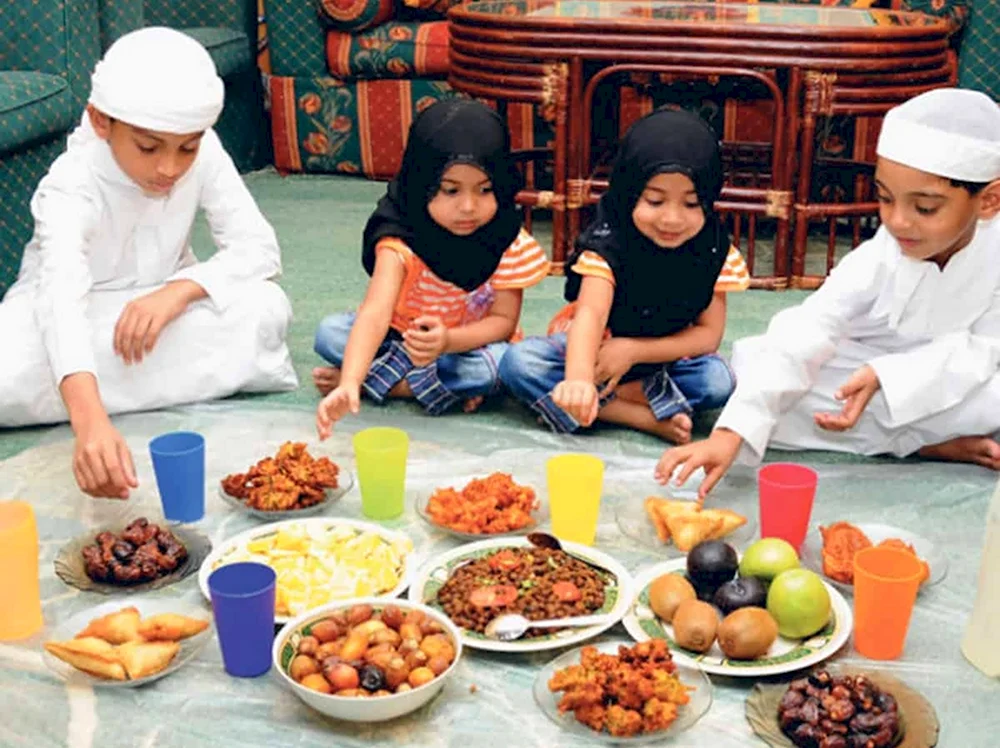 Мусульмане с детьми за столом