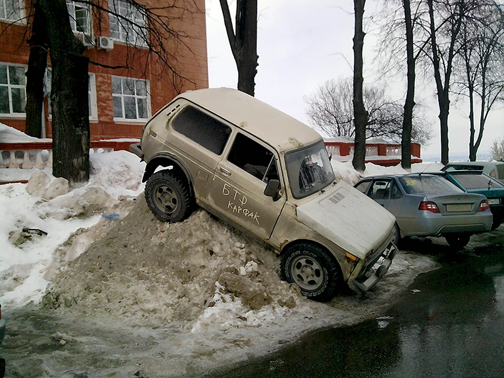 Парковка в сугробе