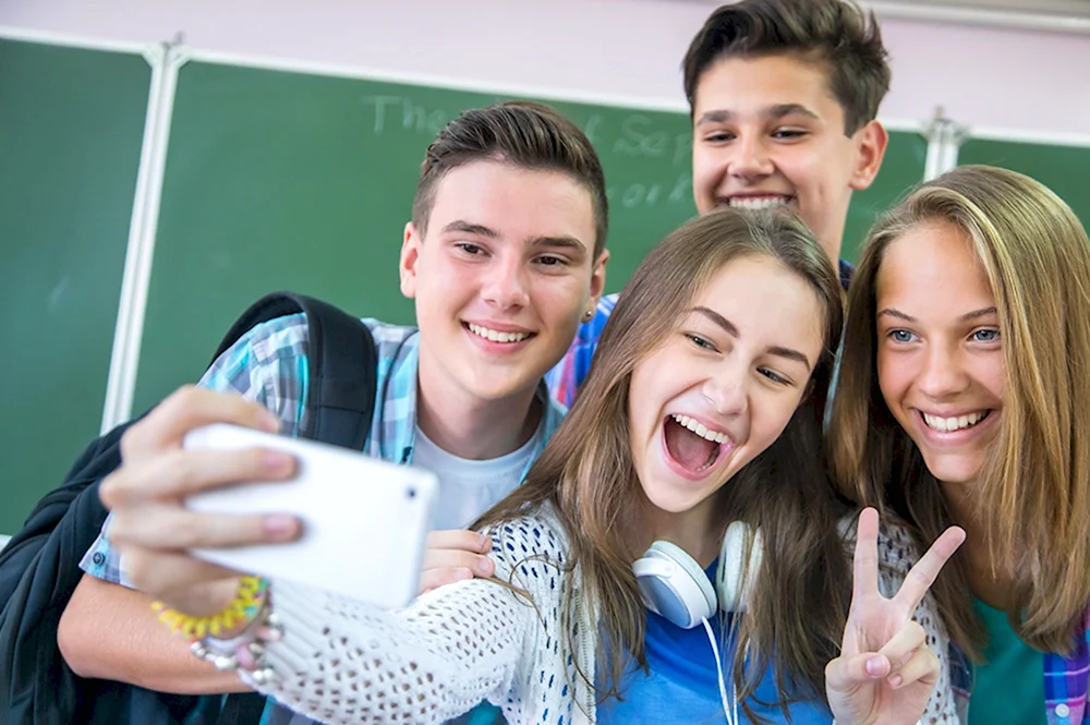 Счастливые подростки в школе