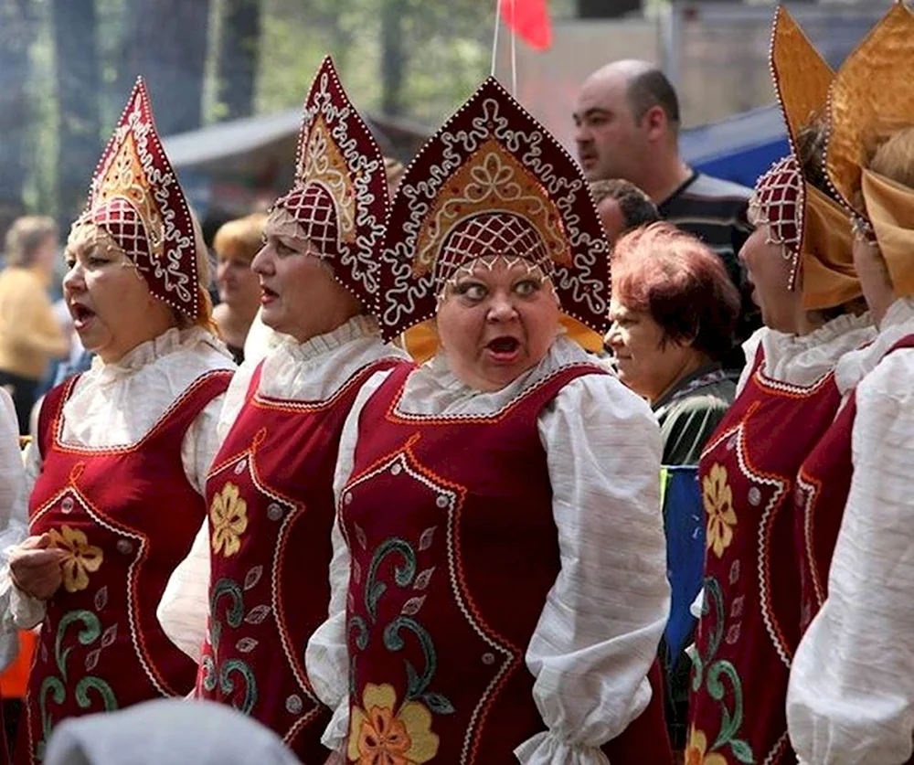 Смешная баба в кокошнике