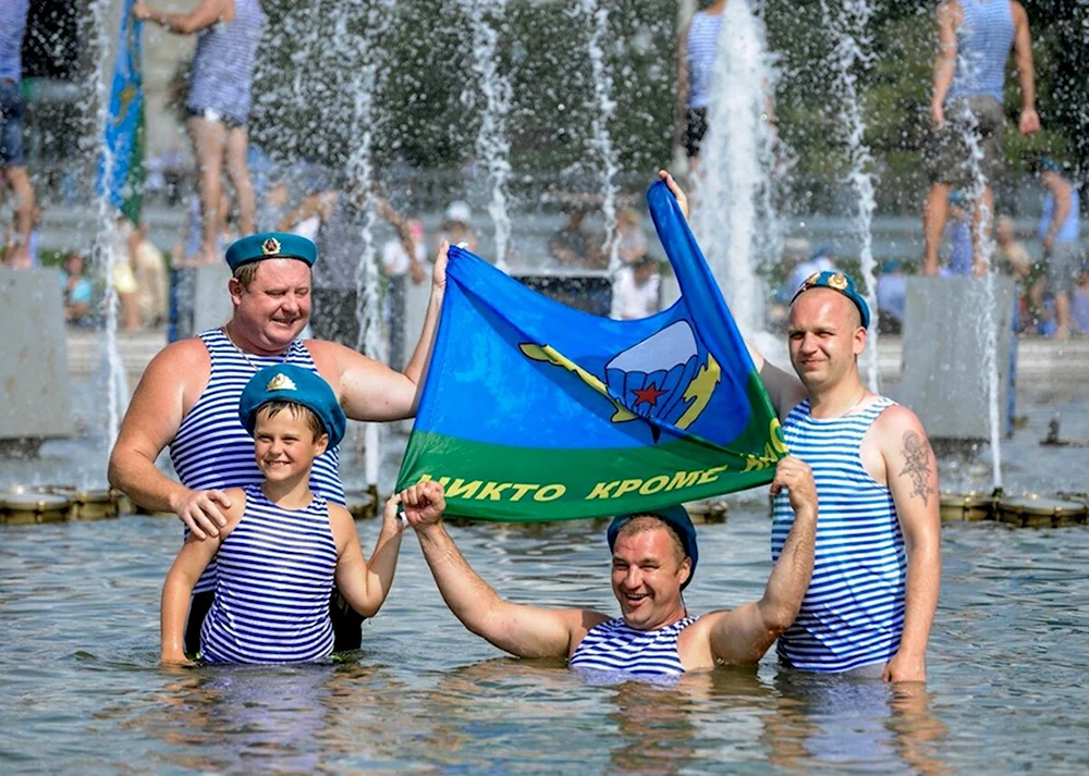 День десантников картинка. ВДВ Дата. С днем ВДВ. Десантники в фонтане. С праздником ВДВ.