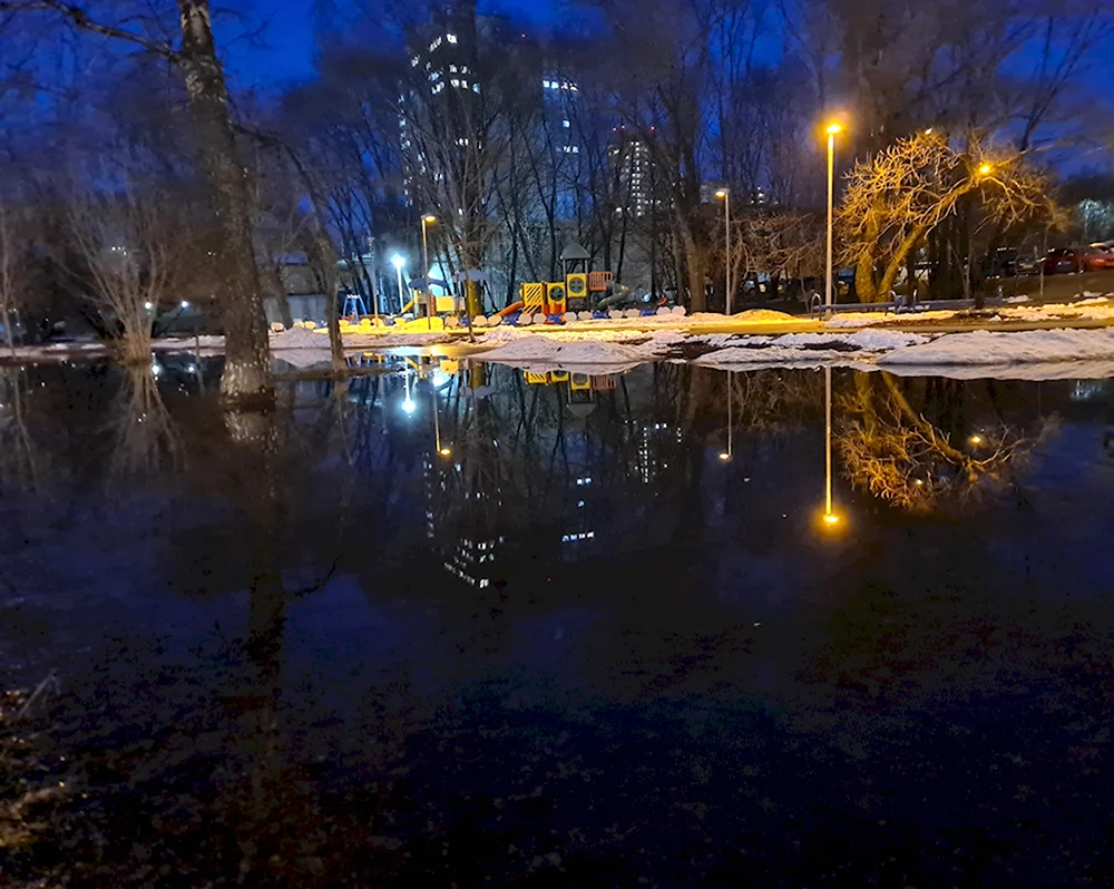 Апрель в городе вечером