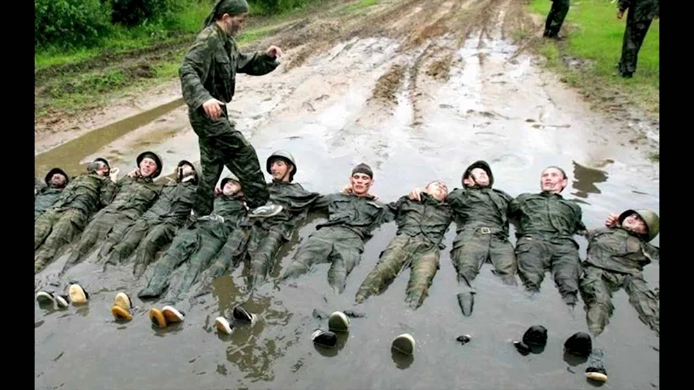 Неудачная солдаты. Смешной солдат. Солдат прикол.