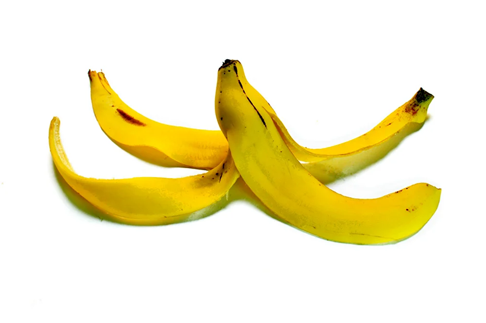 Банановая кожура на белом фоне
