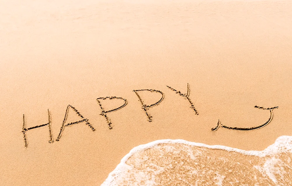 Be Happy надпись на песке