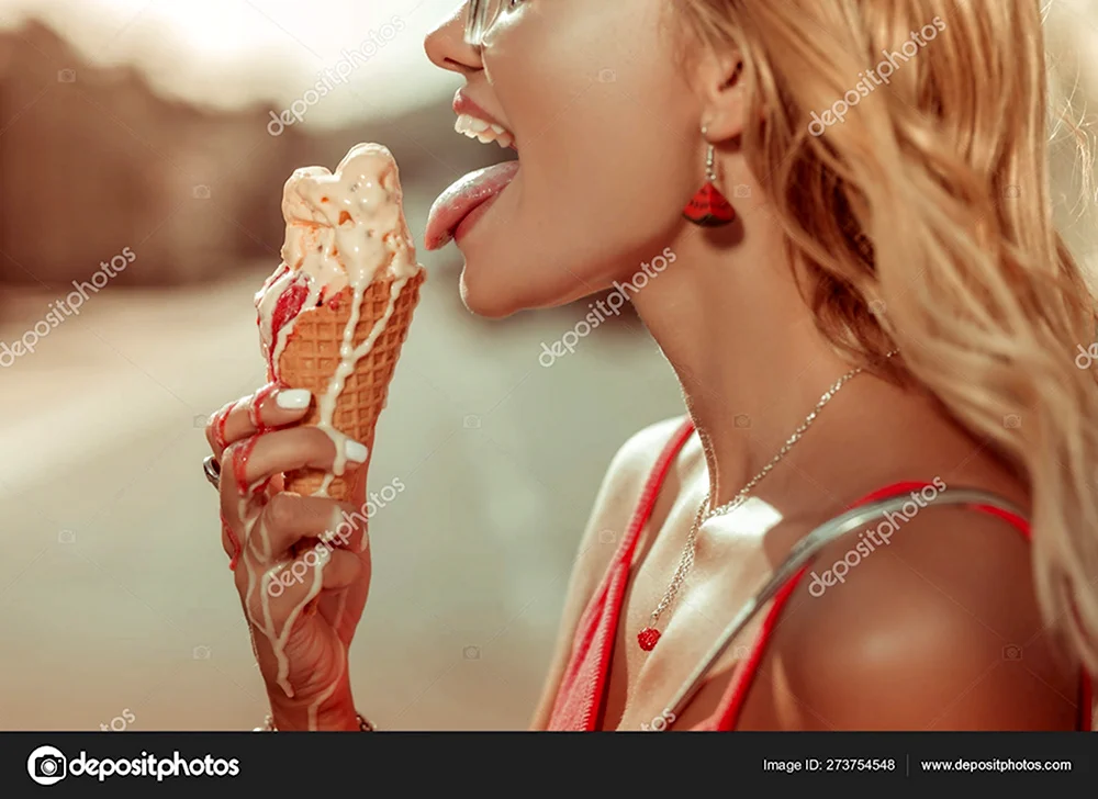 Блондинка с мороженым