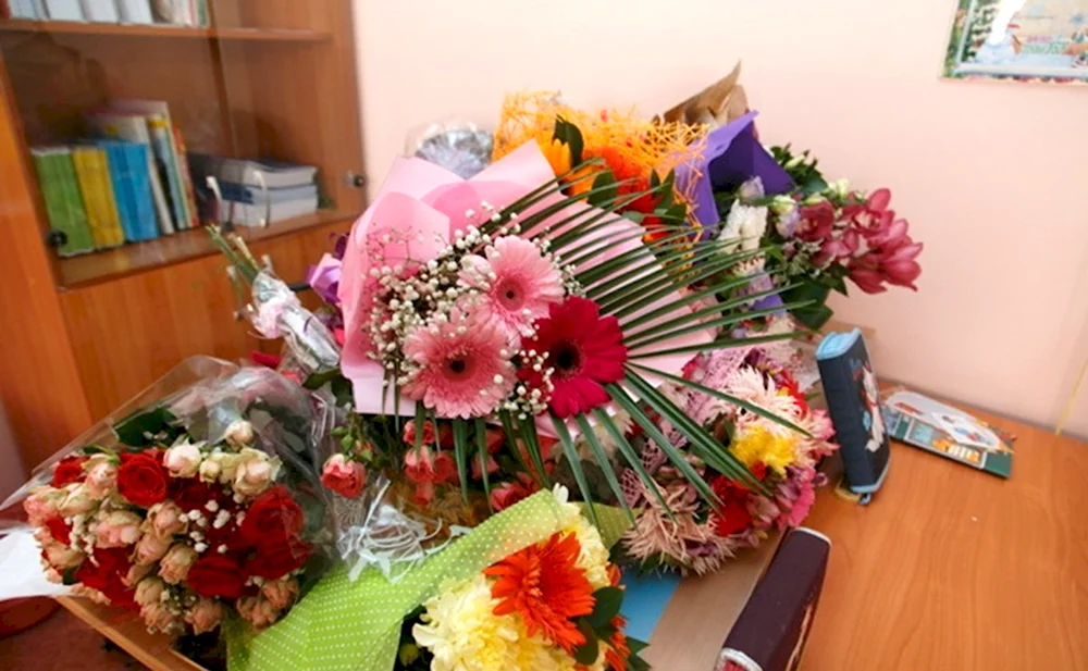 Букет цветов в кабинете