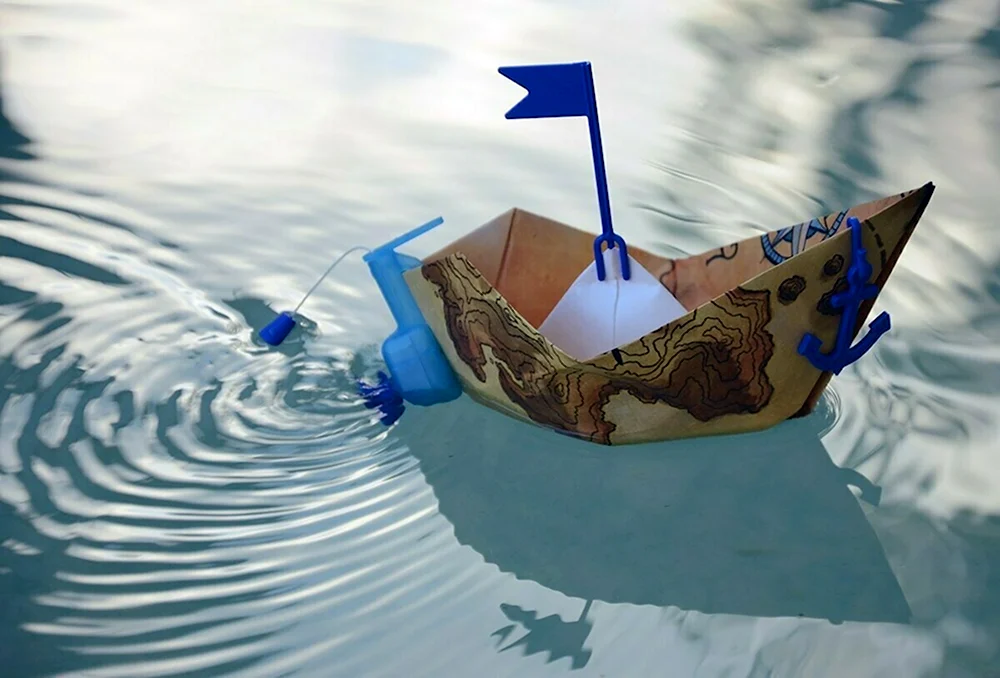 Бумажный кораблик на воде