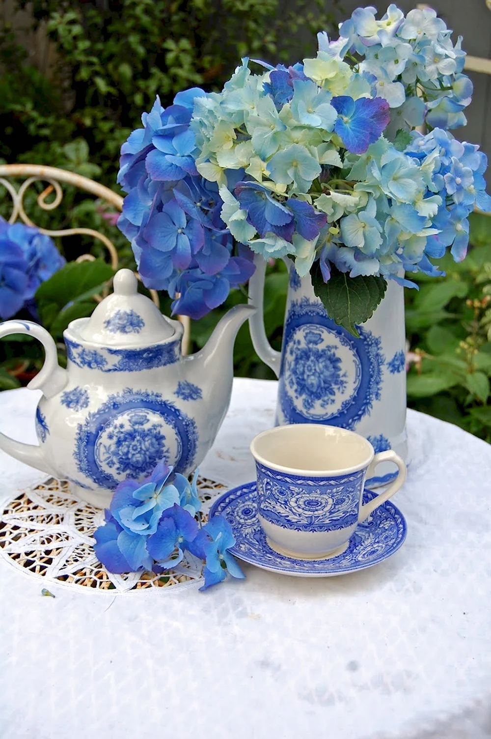 Чаепитие в синих тонах