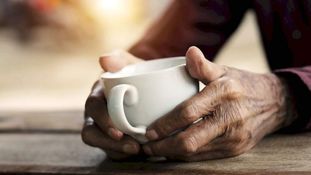 Чашка чая в руках старика