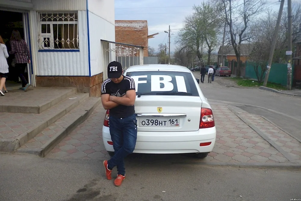 Чеченец в кепке FBI