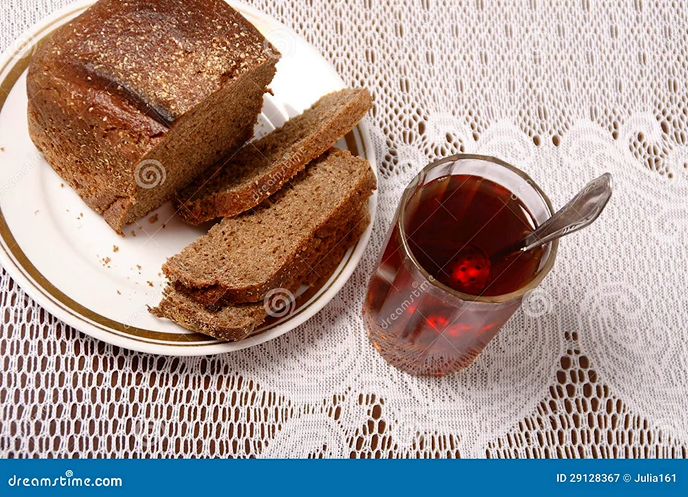 Черный хлеб с чаем