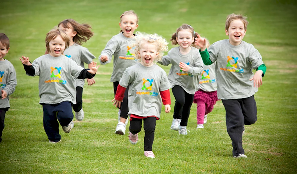 Kids better run. Радостные дети. Дети бегают. Малыши в детском саду. Дети бегают в саду.