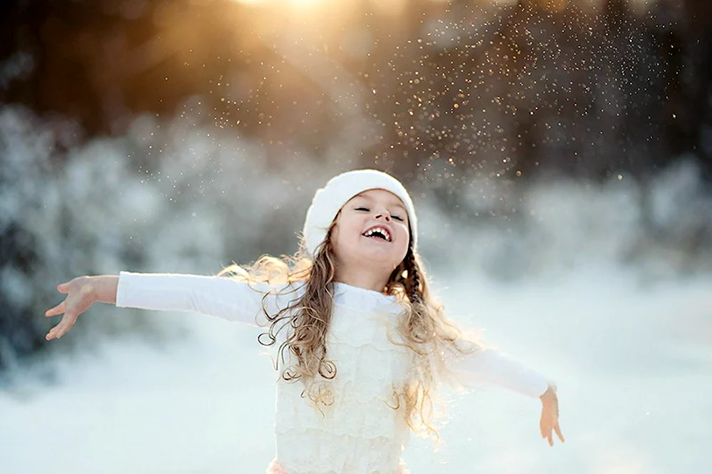 Дети радуются снегу