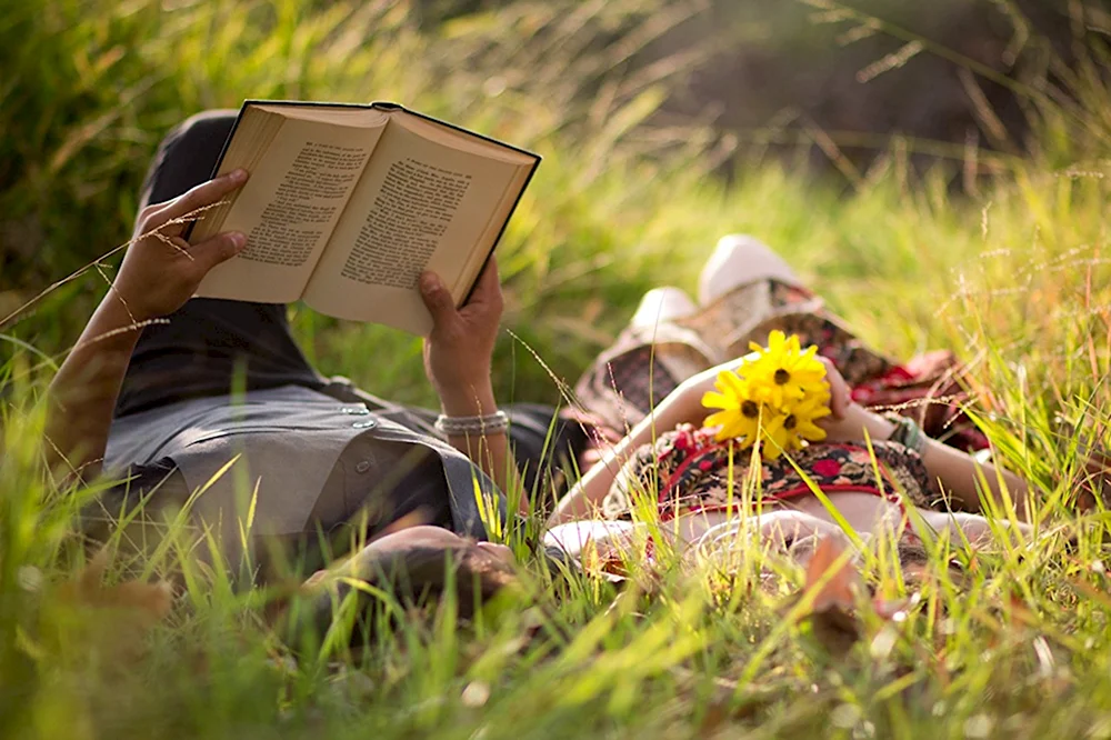 Девочка с книжкой на траве