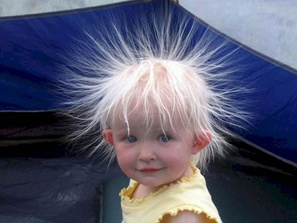 Девочка с наэлектризованными волосами