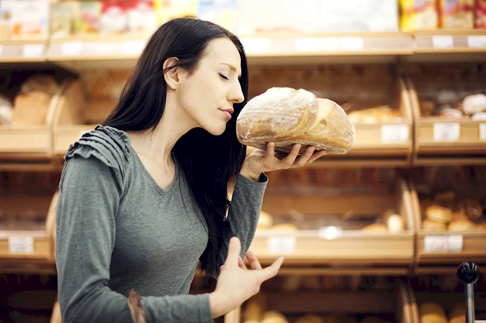 Девушка ест хлеб