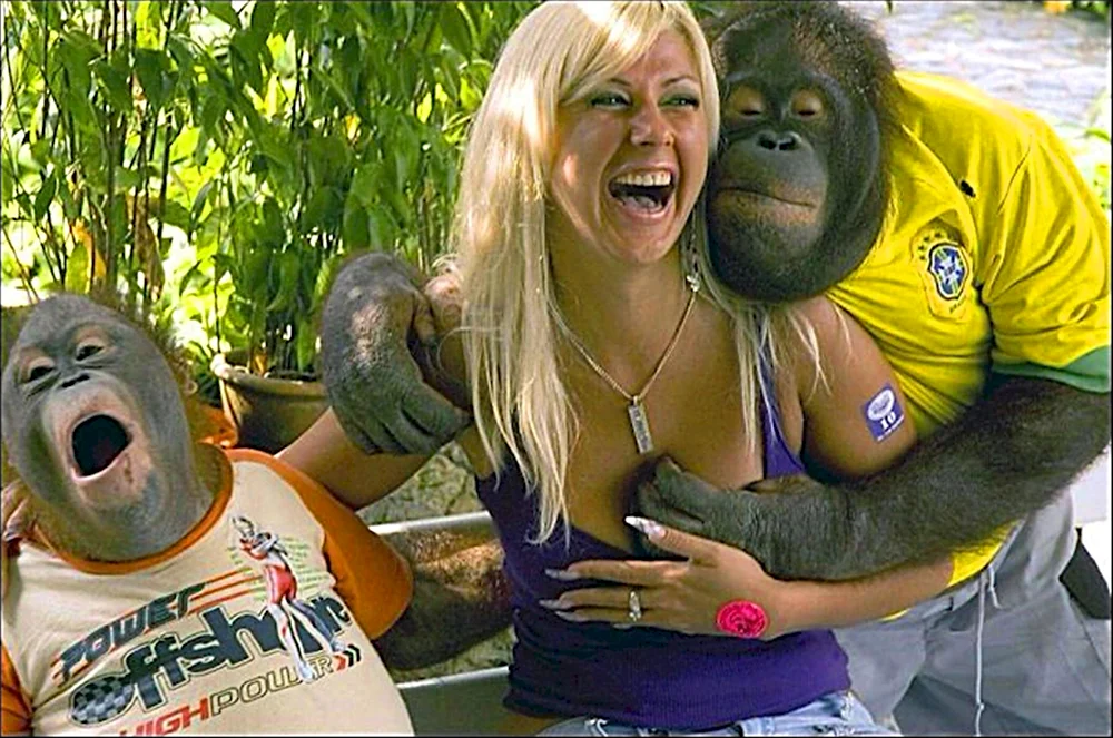 Девушка и обезьяна