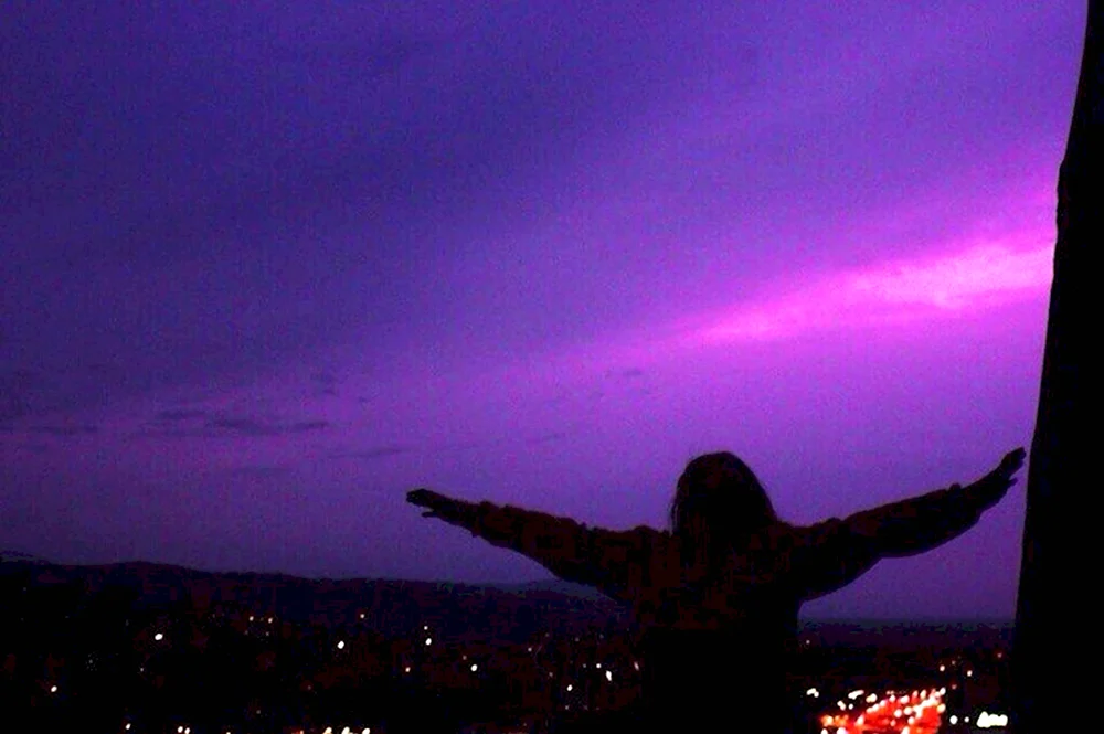 Девушка на фиолетовом закате