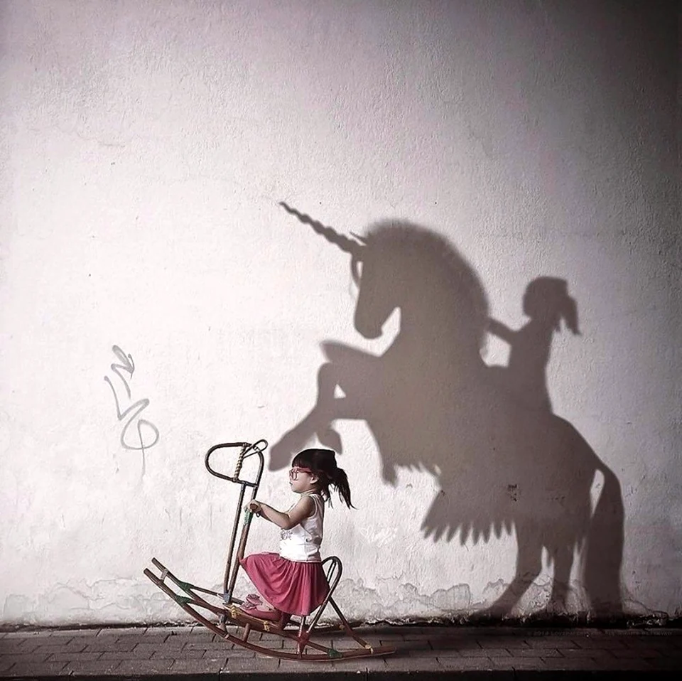Девушка на игрушечной лошадке
