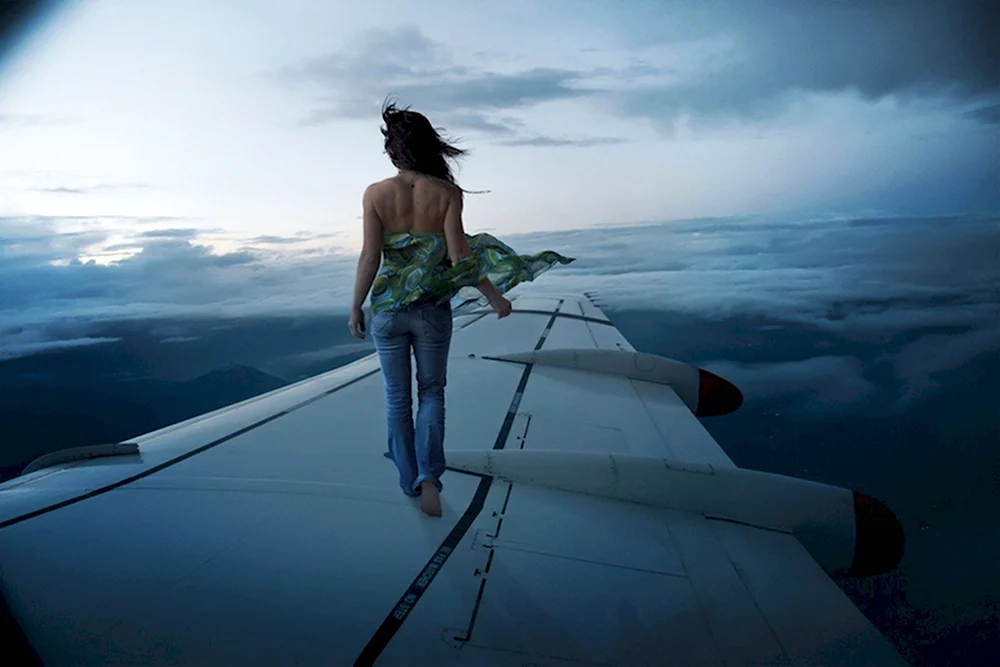 Девушка на крыле самолета