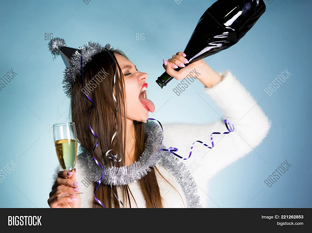 Девушка с бутылкой шампанского