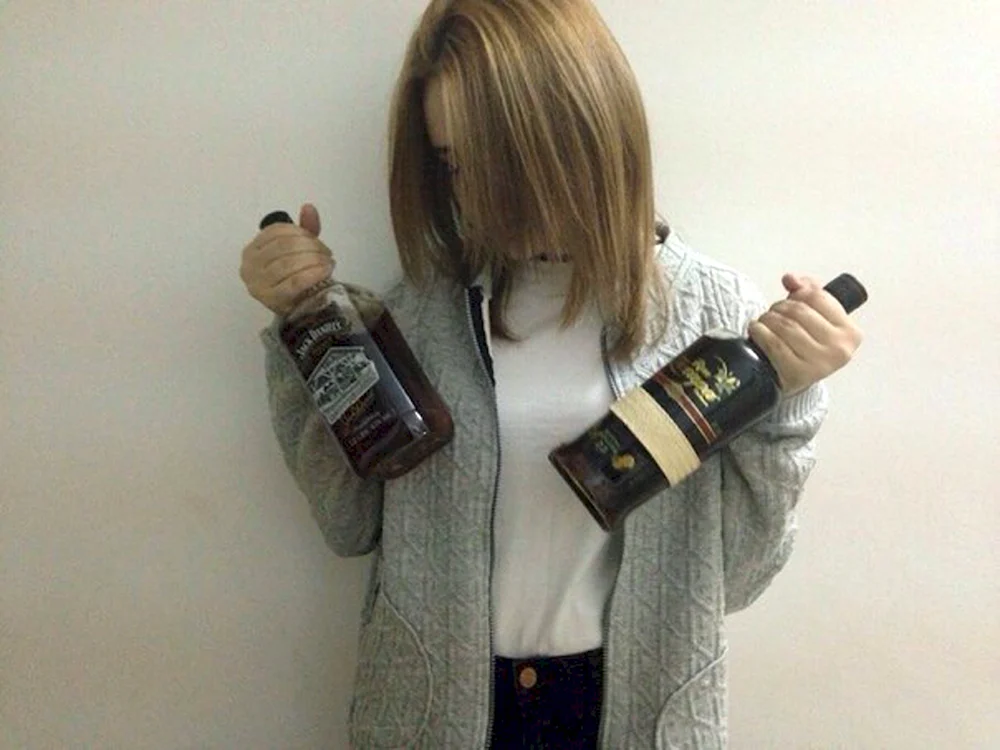 Девушка с каре с алкоголем