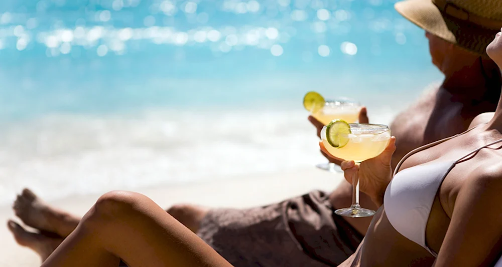 Девушка с коктейлем на пляже