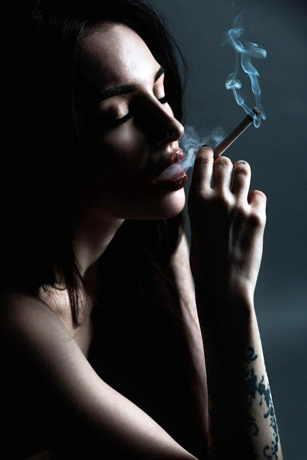 Девушка с сигаретой