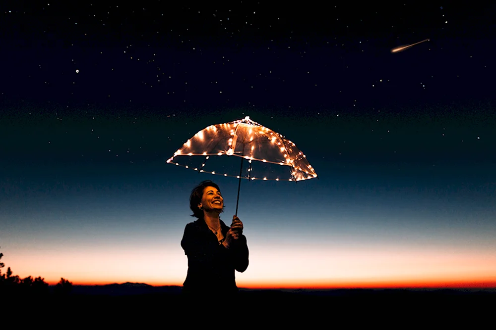 Девушка с зонтом в небе