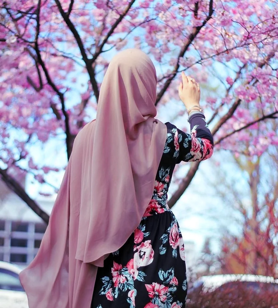 Девушка в хиджабе со спины