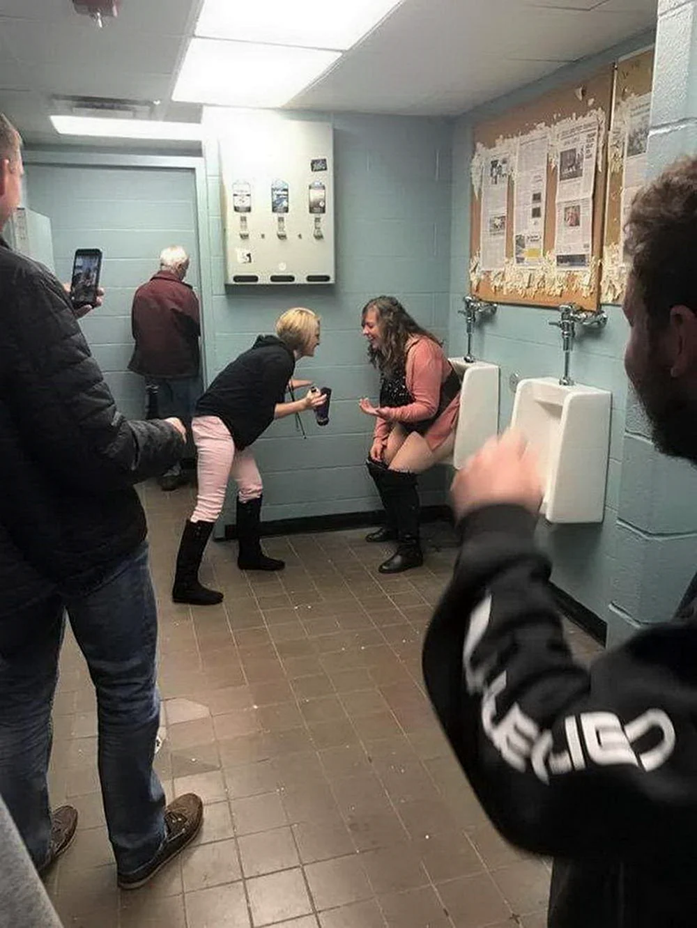 Девушка в мужском туалете