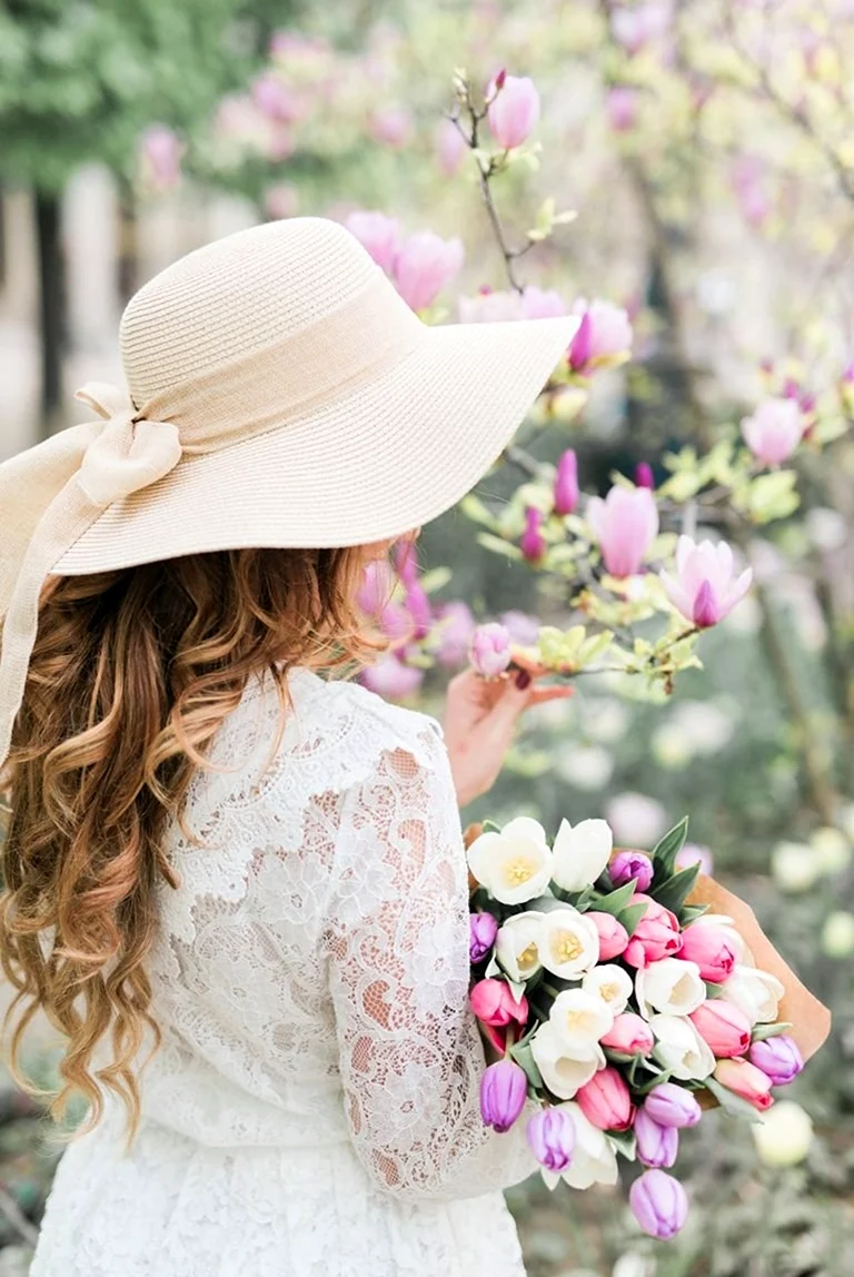 Девушка в шляпке с цветами