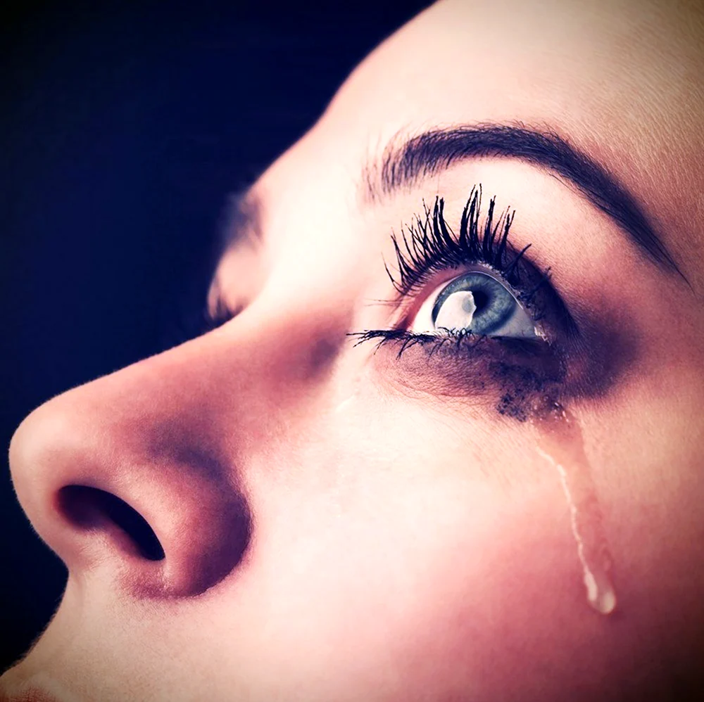 Девушка в слезах