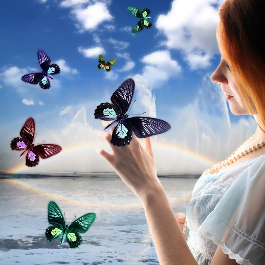 Девушка выпускает бабочек