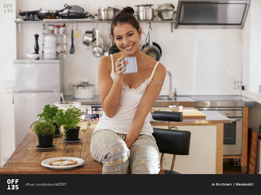 Девушка за столом на кухне