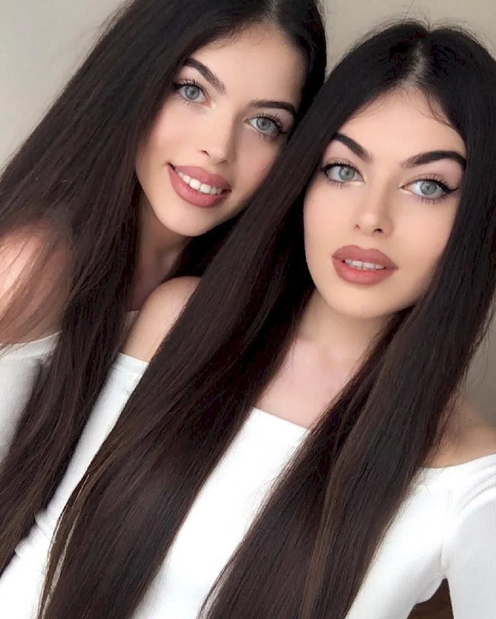 Девушки близняшки