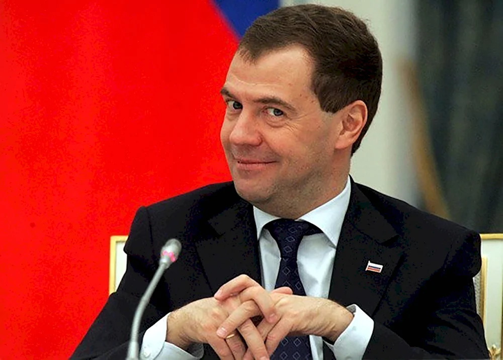 Дмитрий медвдедв смеётся
