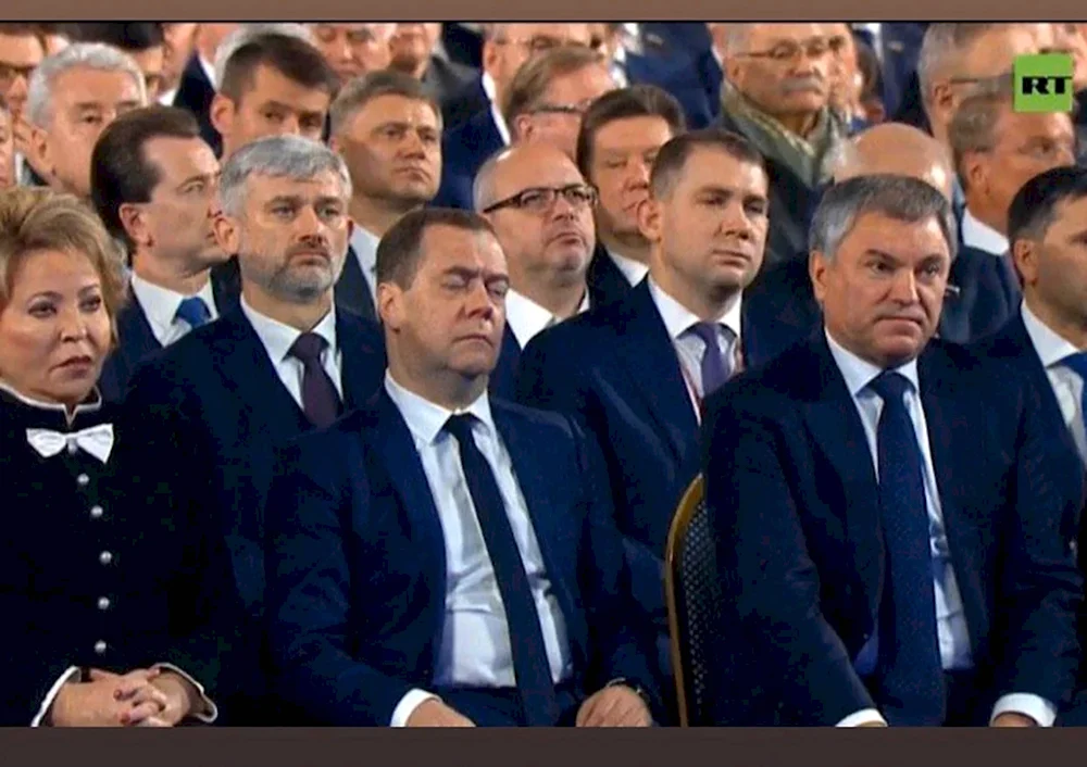 Дмитрий Медведев спит