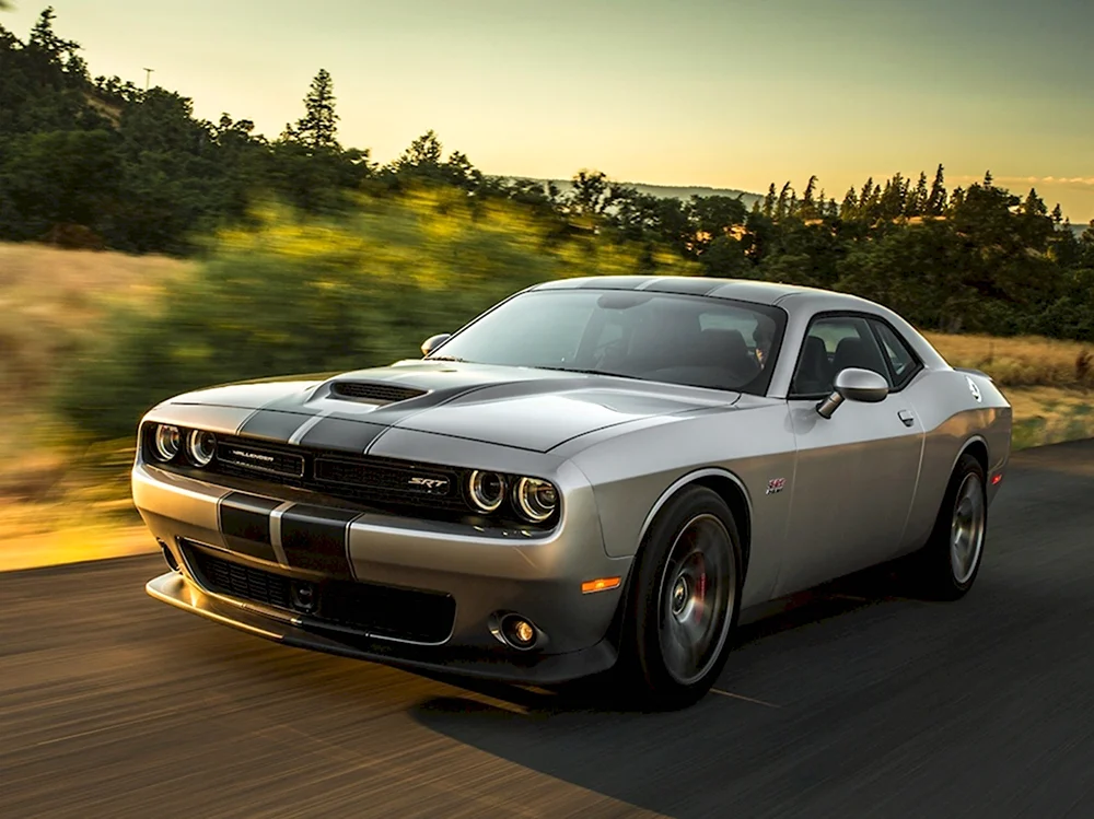 Сколько лошадиных сил в додже. Додж Челленджер СРТ 392. Dodge Challenger srt 392 2015. Додж Челленджер СРТ. Dodge Challenger 2015.