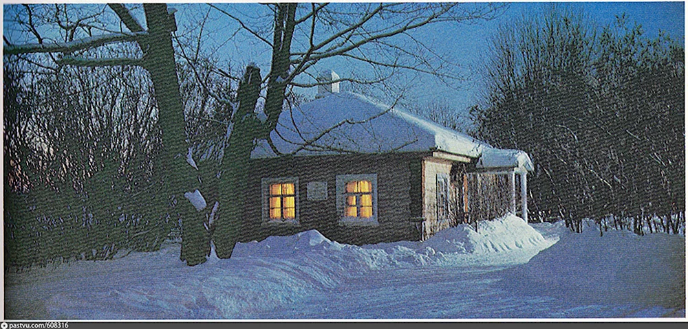 Домик няни Пушкина в Михайловском зимой