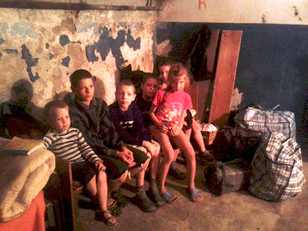 Донбасс Горловка дети в подвале