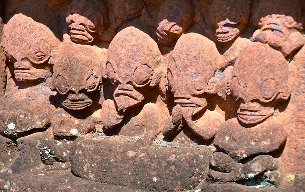 Древние статуи рептилоидов на острове Нуку-Хива
