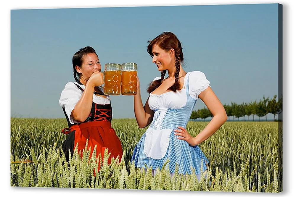 Две девушки с пивом