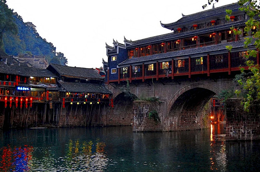 Двор храма в горах город Фэнхуан Китай