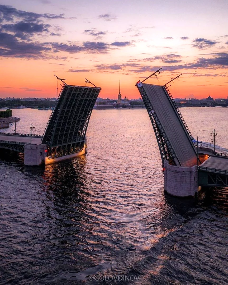 Дворцовый мост в Санкт-Петербурге