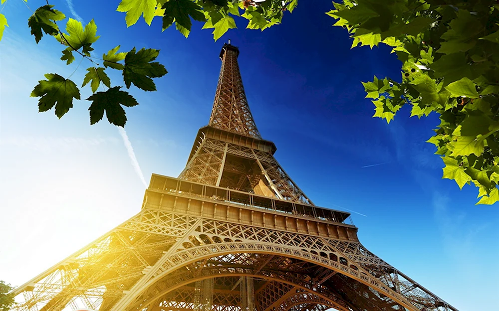 Эйфелева башня в Париже